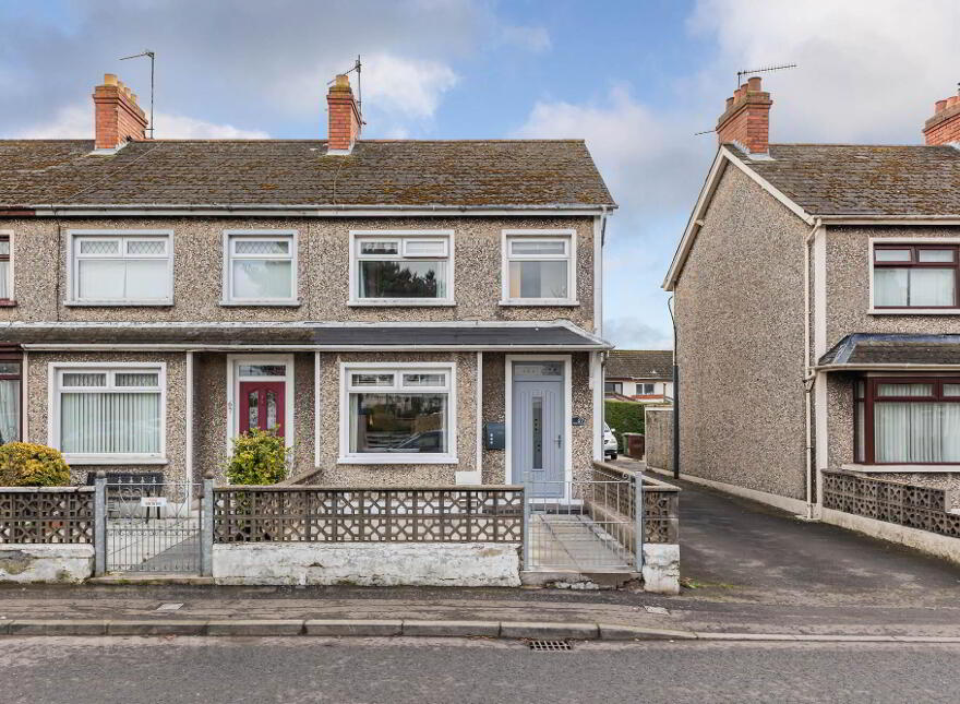 69 Warren Gardens, Lisburn, BT28 1HL photo