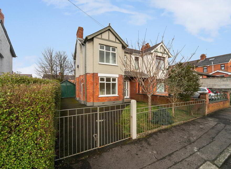 10 Ailesbury Gardens, Belfast, BT7 3FJ photo