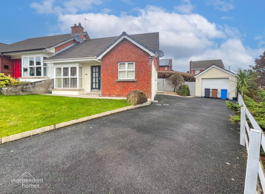 14 Huntly Park, Larne, BT40 2TT photo