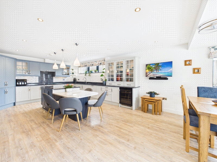 Kitchen Dining Alt