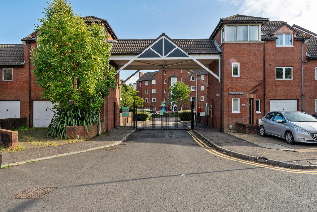 Photo 2 of 30 Laganview Court, Bridge End, Belfast
