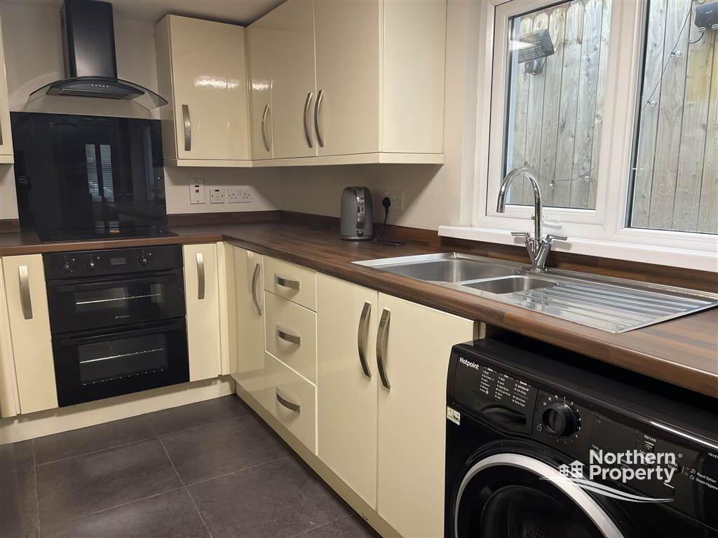 Photo 10 of 98 Mountpottinger Road, Belfast