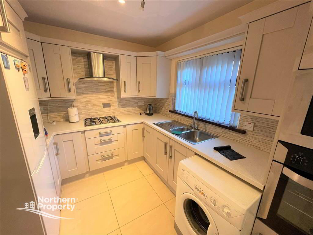 Photo 5 of 33 Rossnareen Avenue, Belfast