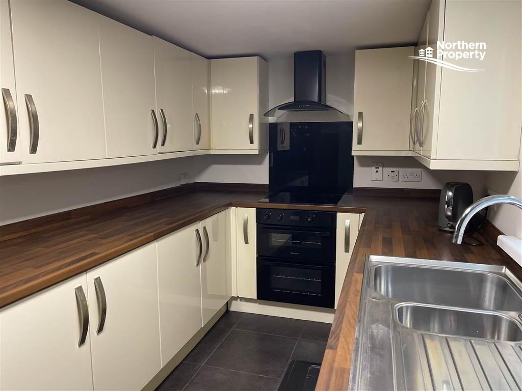 Photo 10 of 98 Mountpottinger Road, Belfast