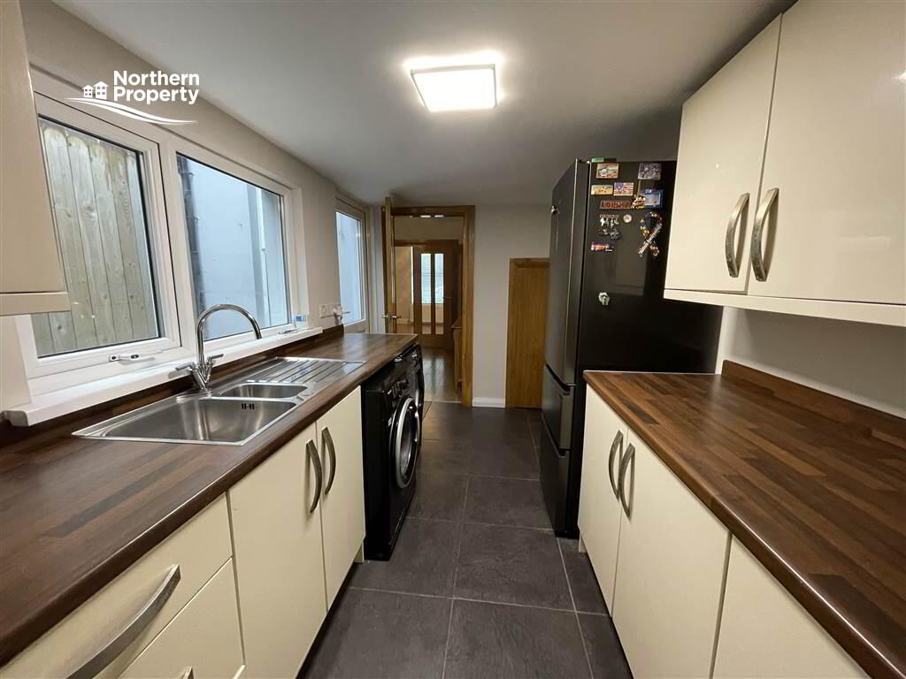 Photo 11 of 98 Mountpottinger Road, Belfast