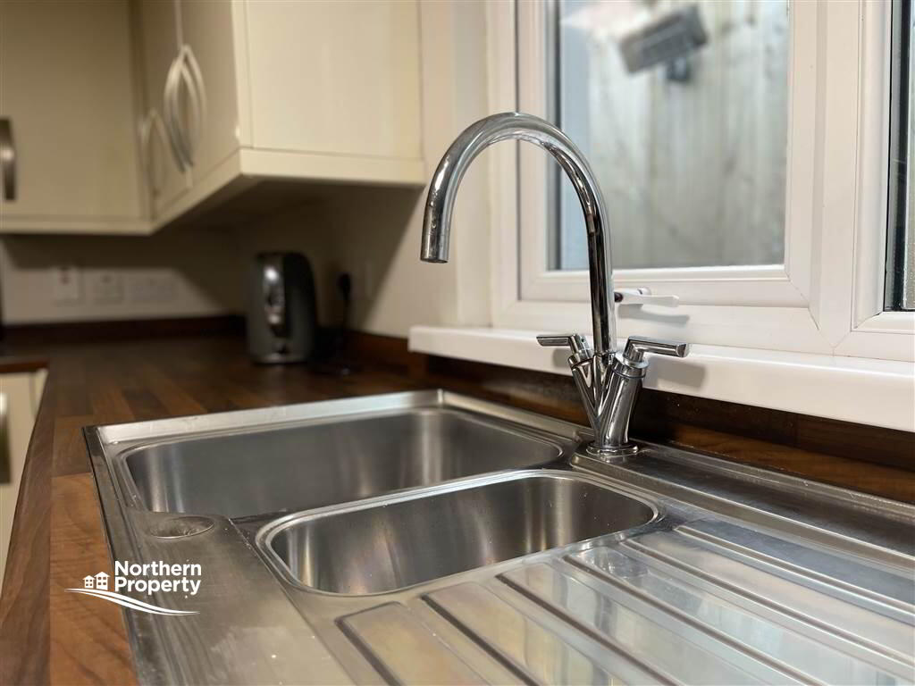 Photo 12 of 98 Mountpottinger Road, Belfast