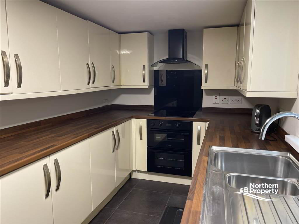 Photo 11 of 98 Mountpottinger Road, Belfast