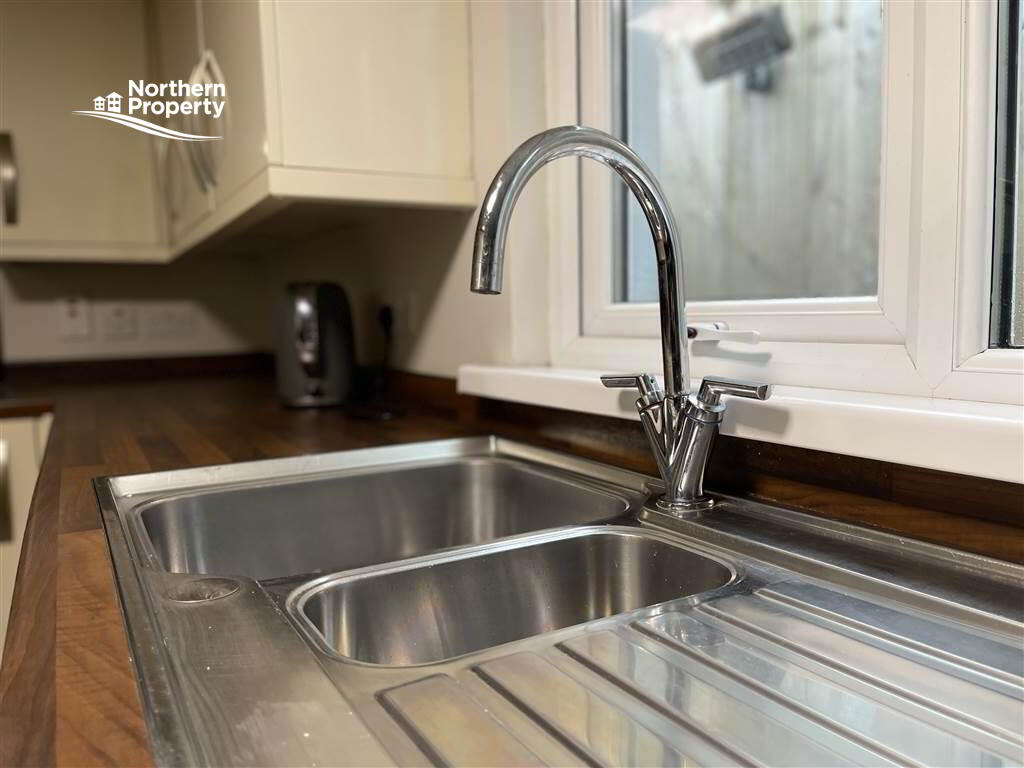 Photo 10 of 98 Mountpottinger Road, Belfast