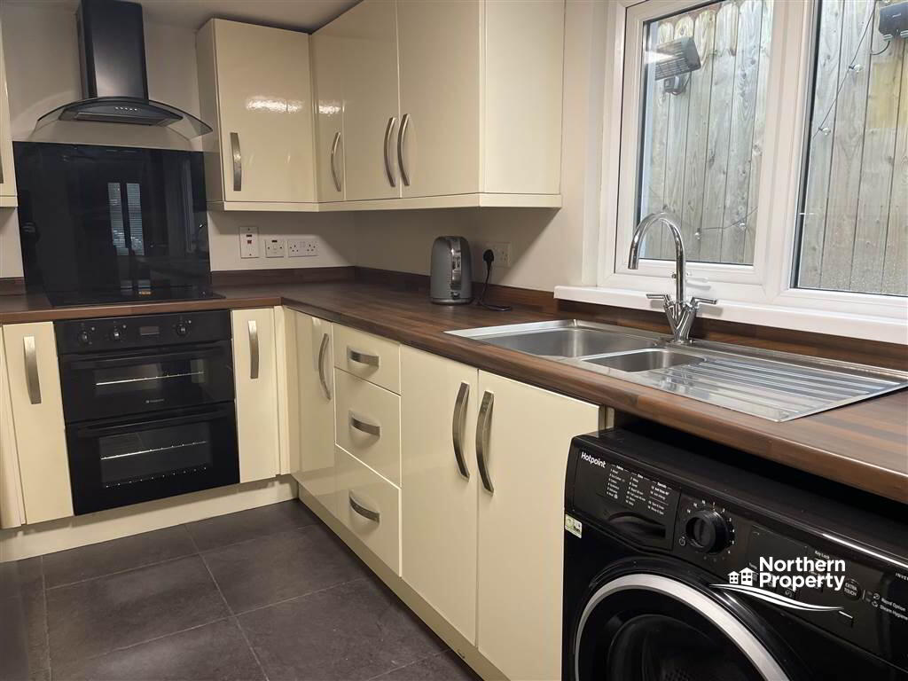 Photo 8 of 98 Mountpottinger Road, Belfast