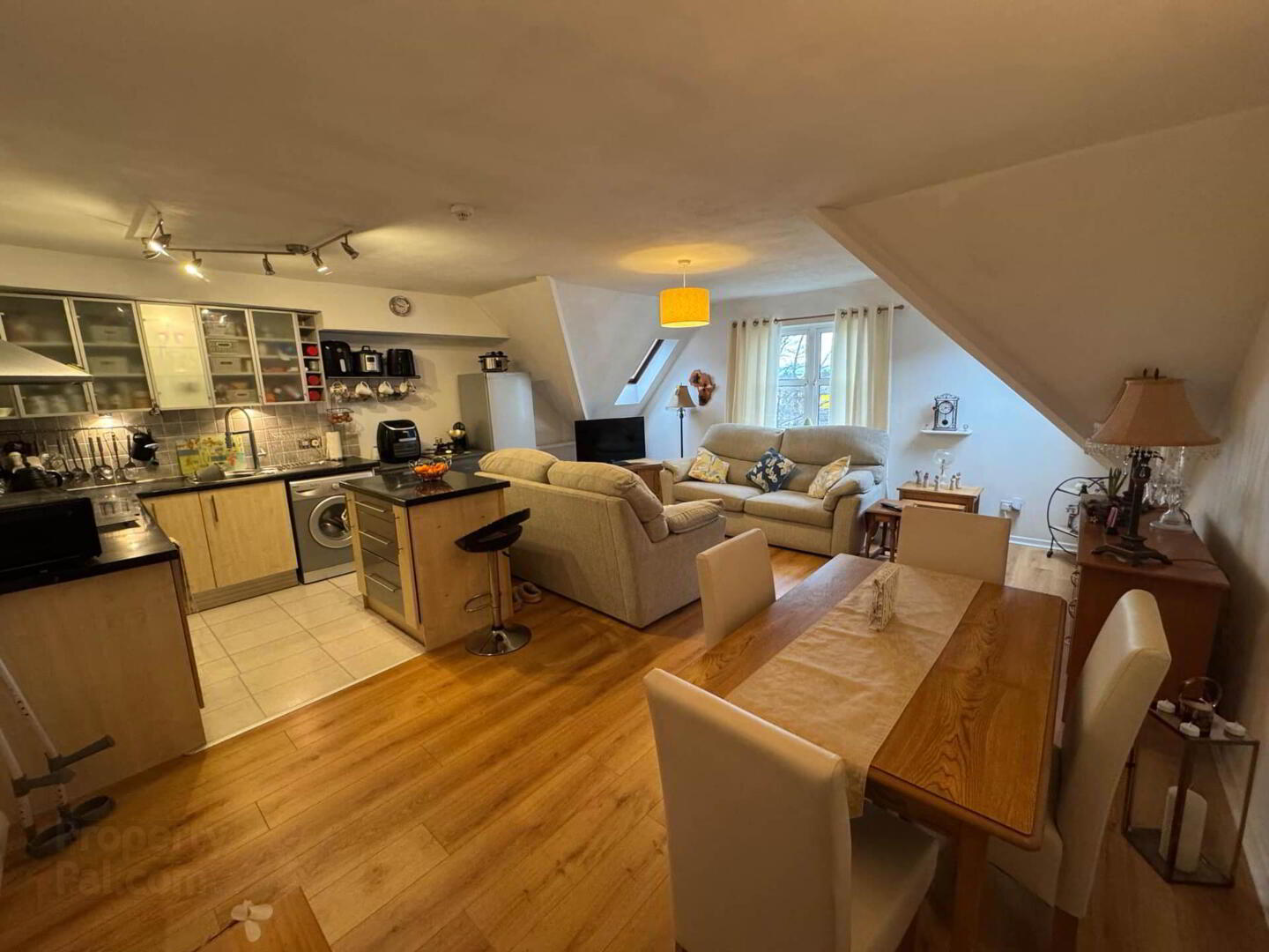 11 Essex Court 8 of 17