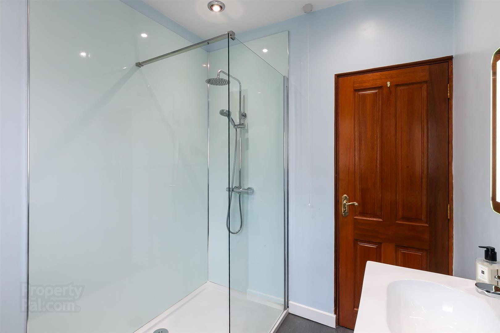 16 Woodford Crescent 20 of 24