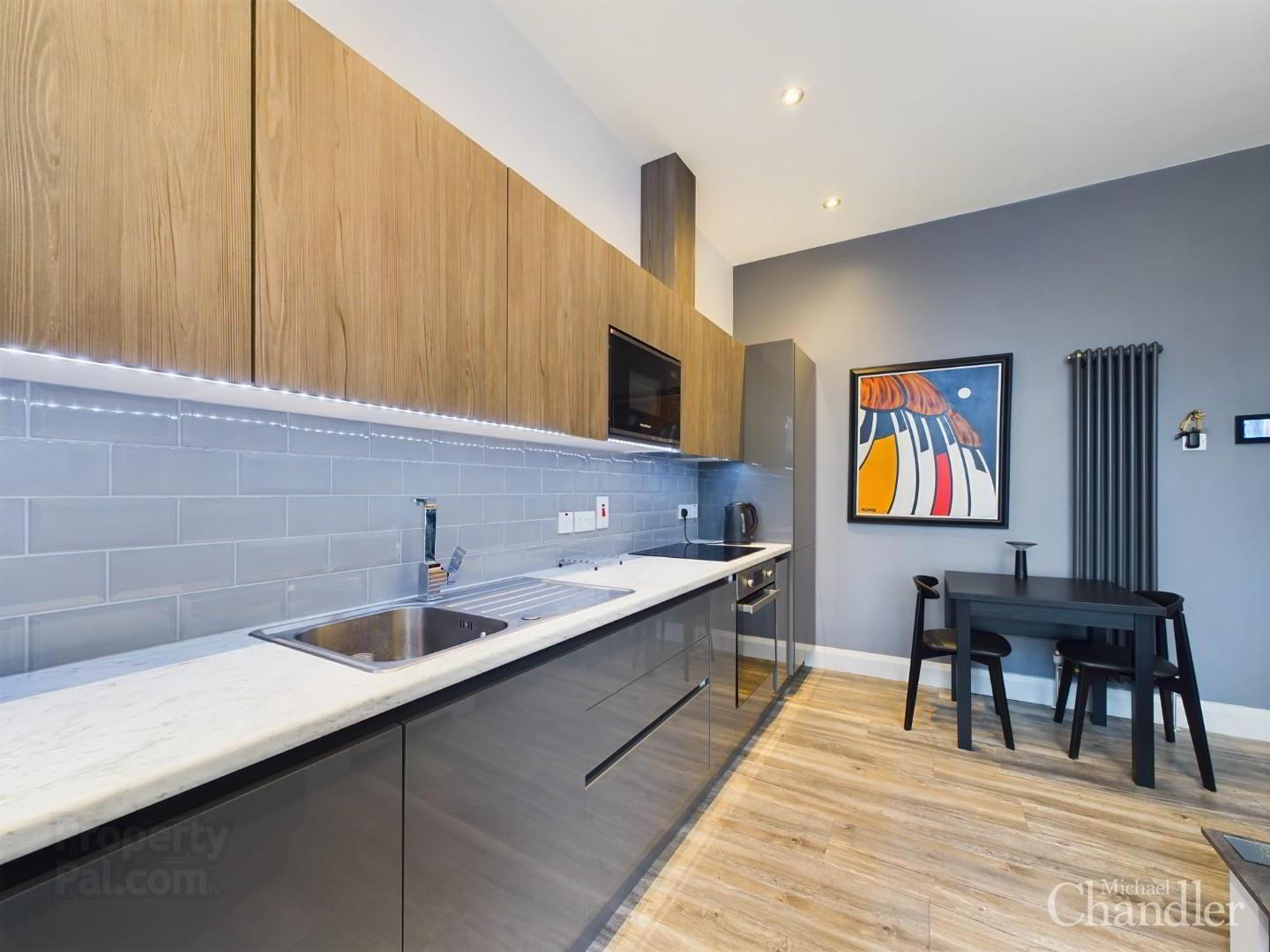 Apt 1, 103 University Street 4 of 11