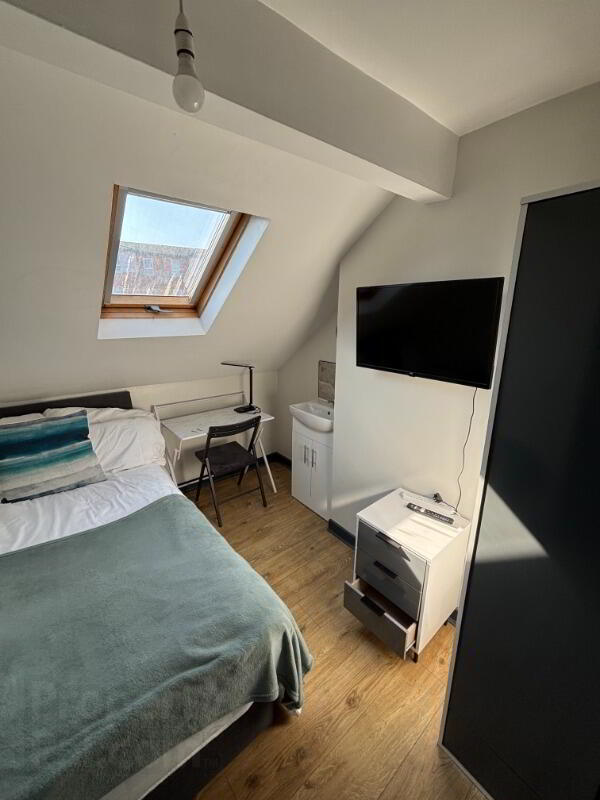 14 Chadwick Street Room 4 (short Term Let) 8 of 9