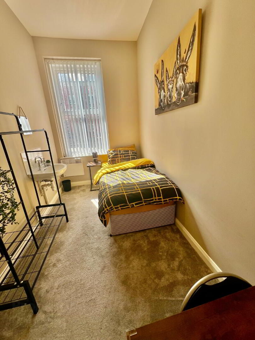 University Street, Room 2 11 of 13