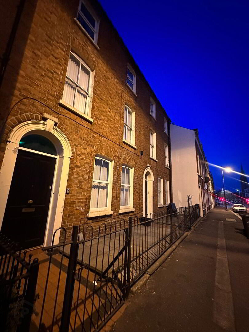 University Street, Room 4 14 of 14
