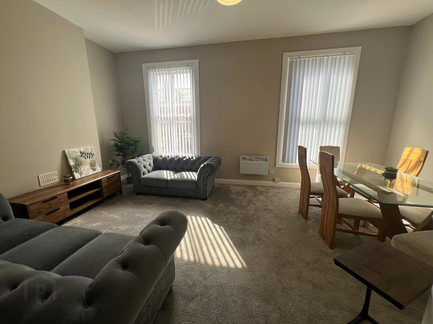 University Street, Room 4 5 of 14
