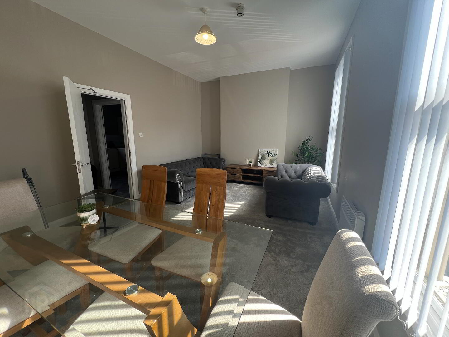 University Street, Room 4 4 of 14