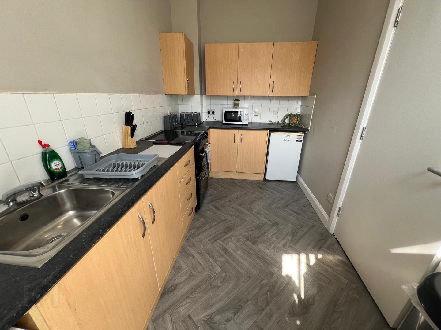 University Street, Room 1 11 of 17