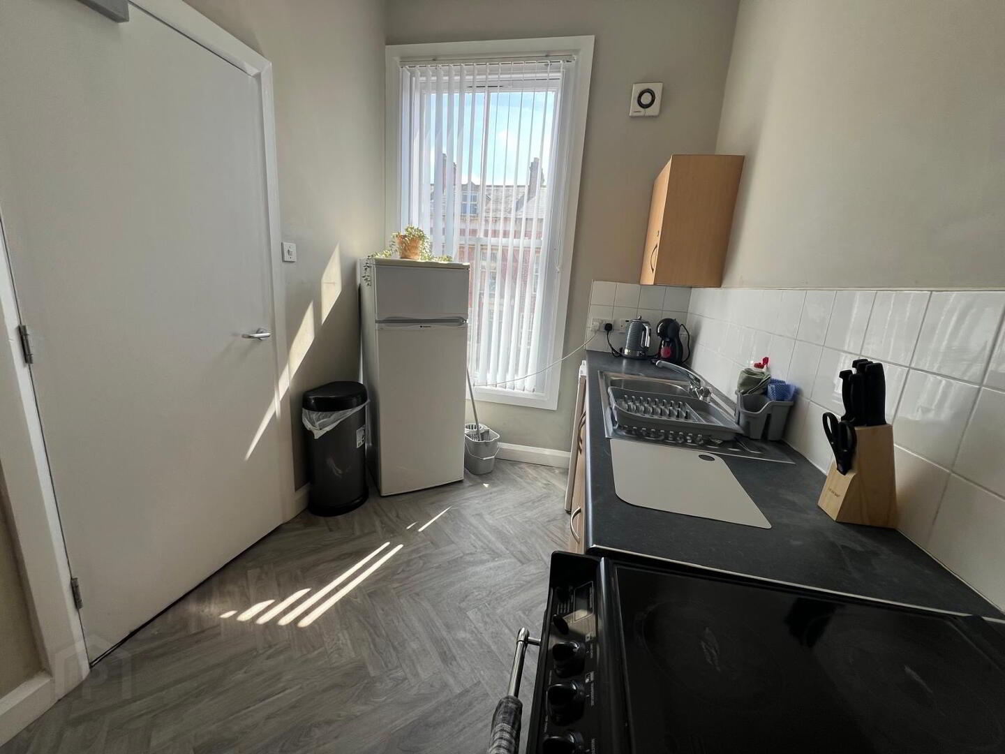 University Street, Room 3 12 of 19