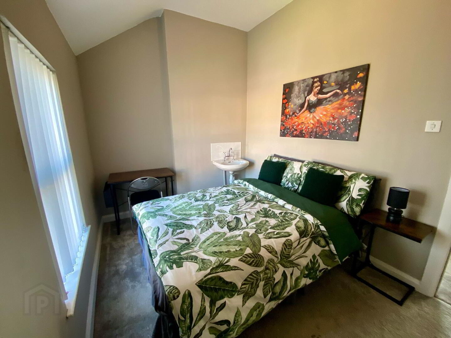 University Street, Room 3 18 of 19