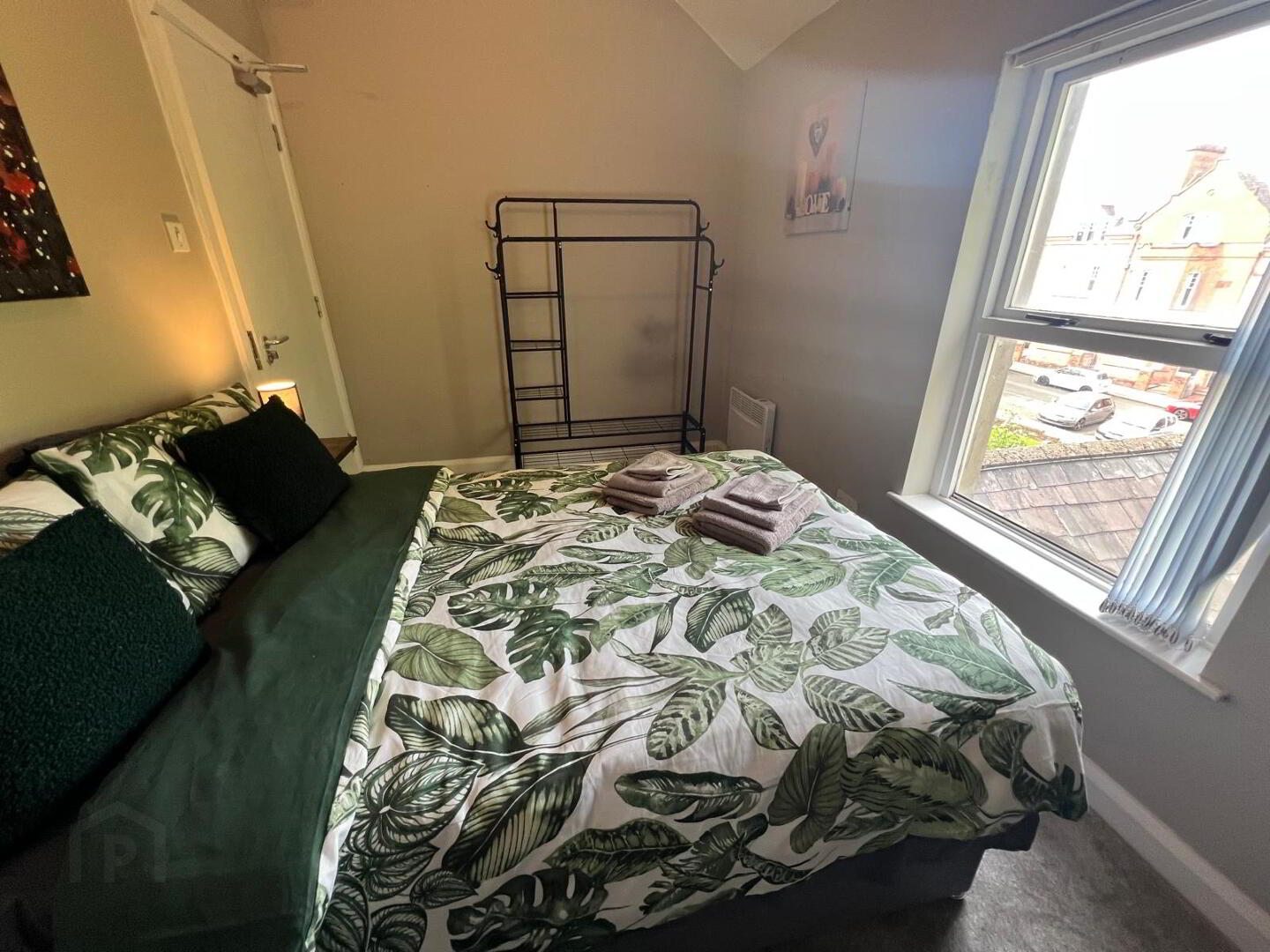 University Street, Room 3 19 of 19