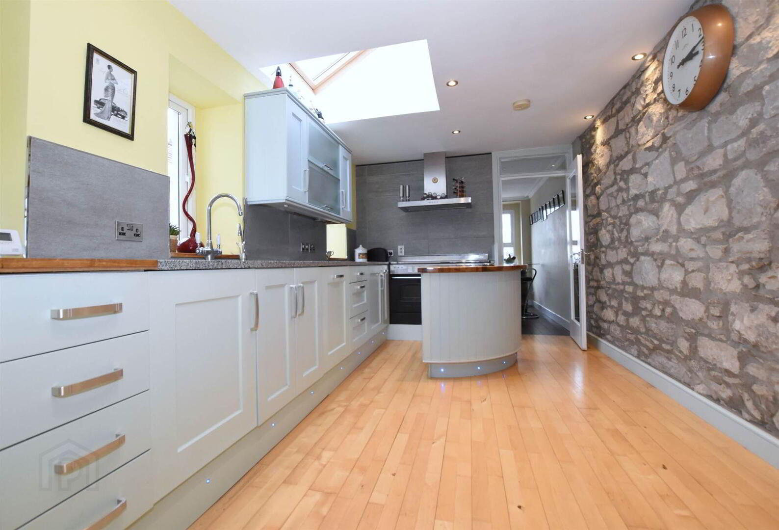 'DIAMOND TERRACE', 8b Victoria Avenue 4 of 19