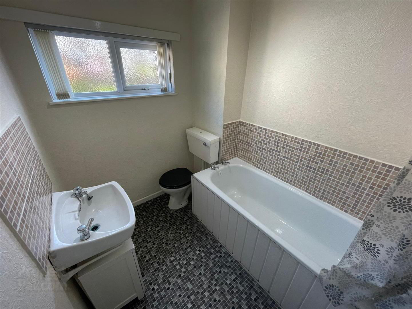 25 Langley Road 7 of 8
