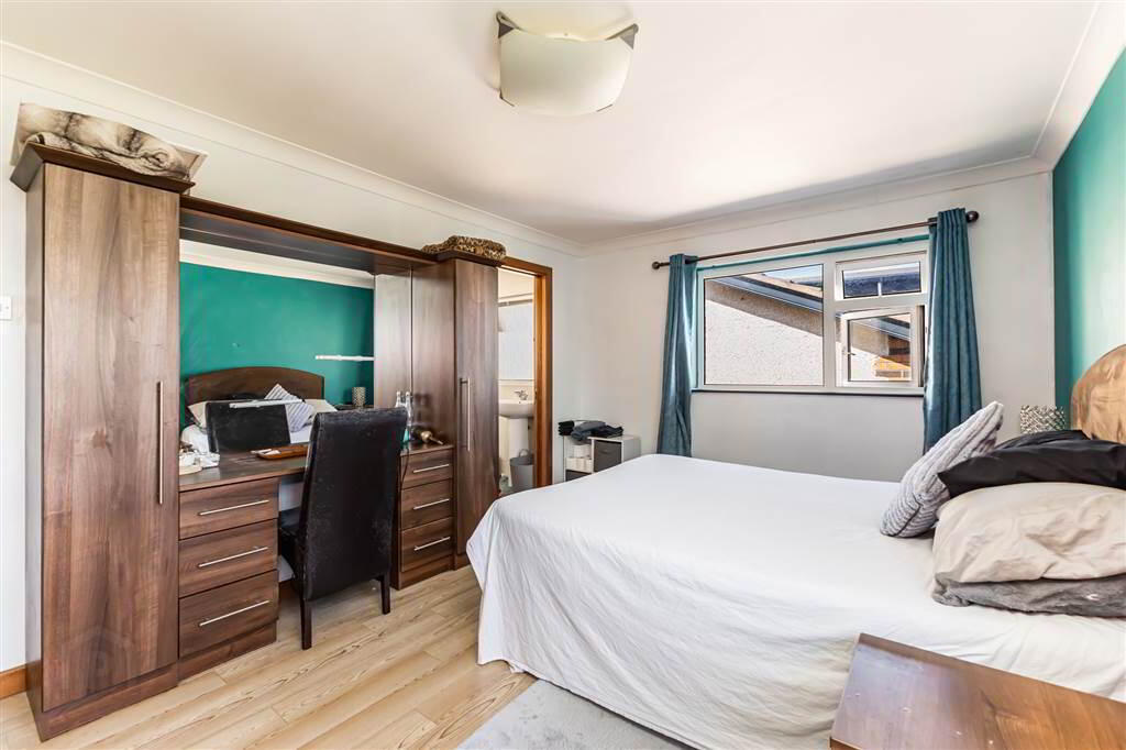49 Cliveden Crescent 16 of 31