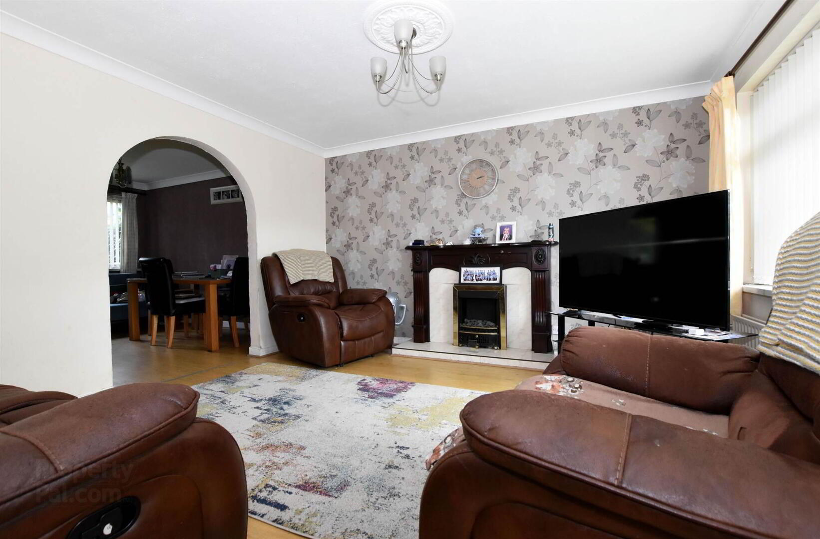 17 Chesterbrook Crescent 2 of 11
