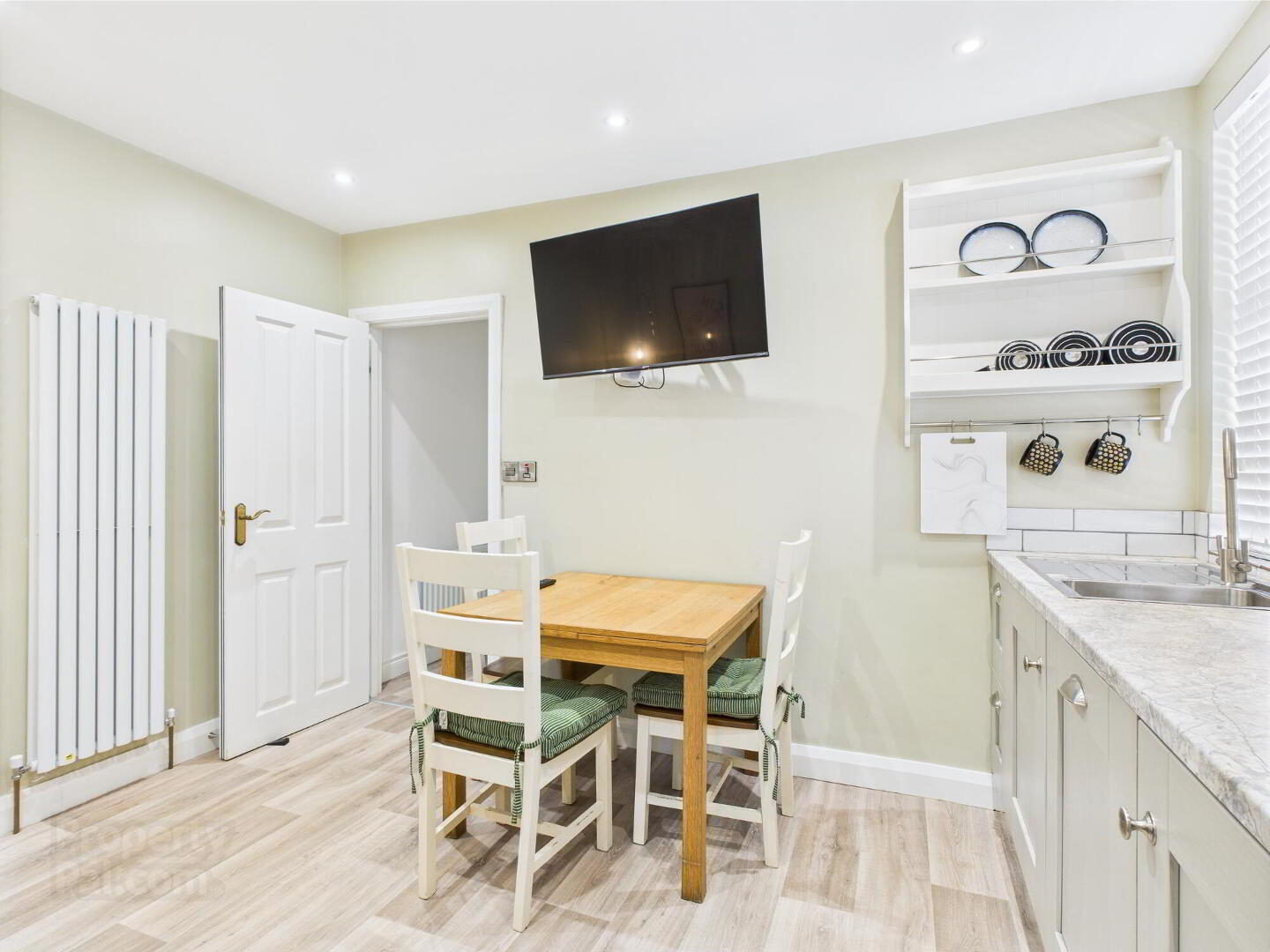 Flat 1, 31 Eglantine Avenue 3 of 9