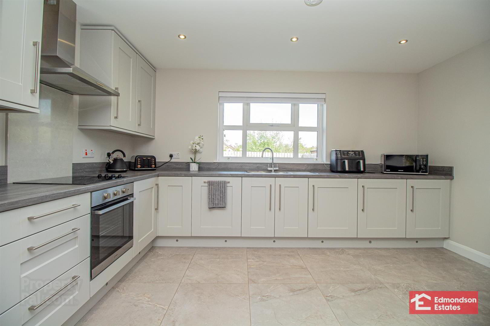18 Shaws Wood 12 of 31