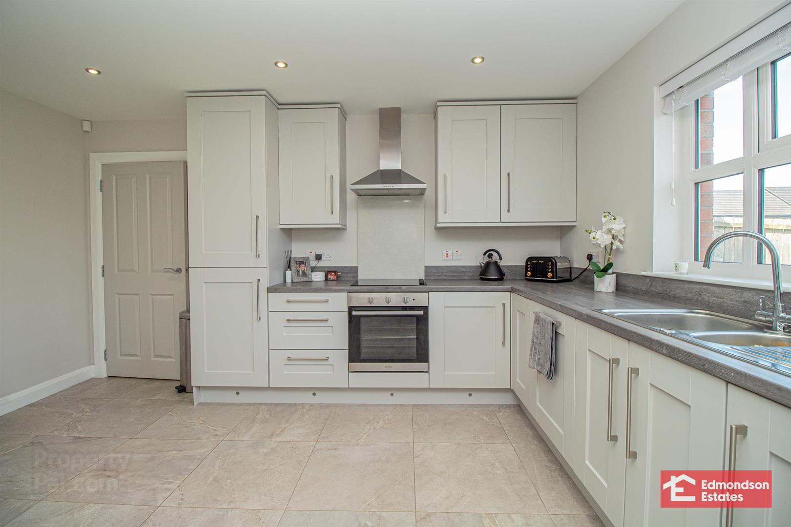 18 Shaws Wood 11 of 31