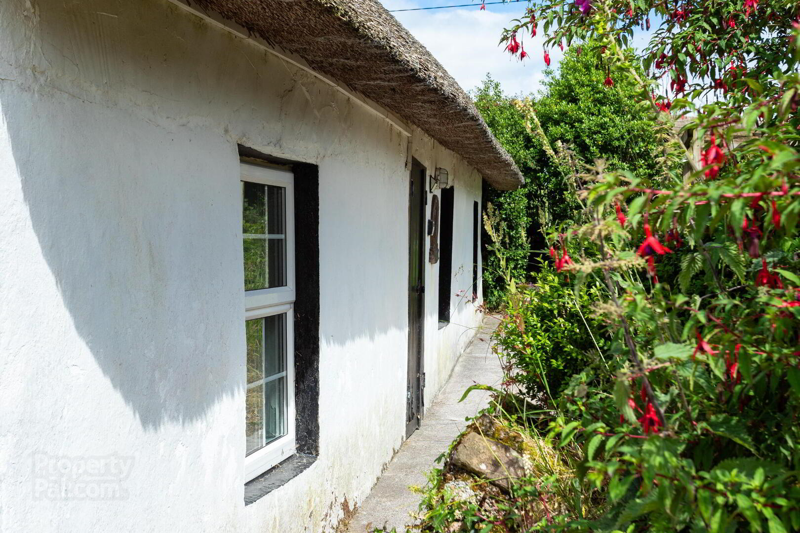 The Thatched Cottage, Laght 6 of 24