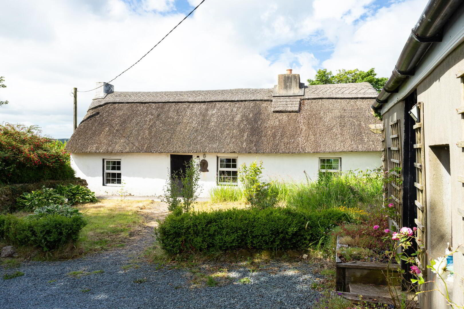 The Thatched Cottage, Laght 2 of 24