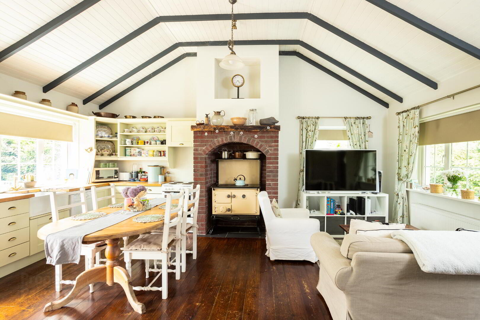 The Thatched Cottage, Laght 12 of 24