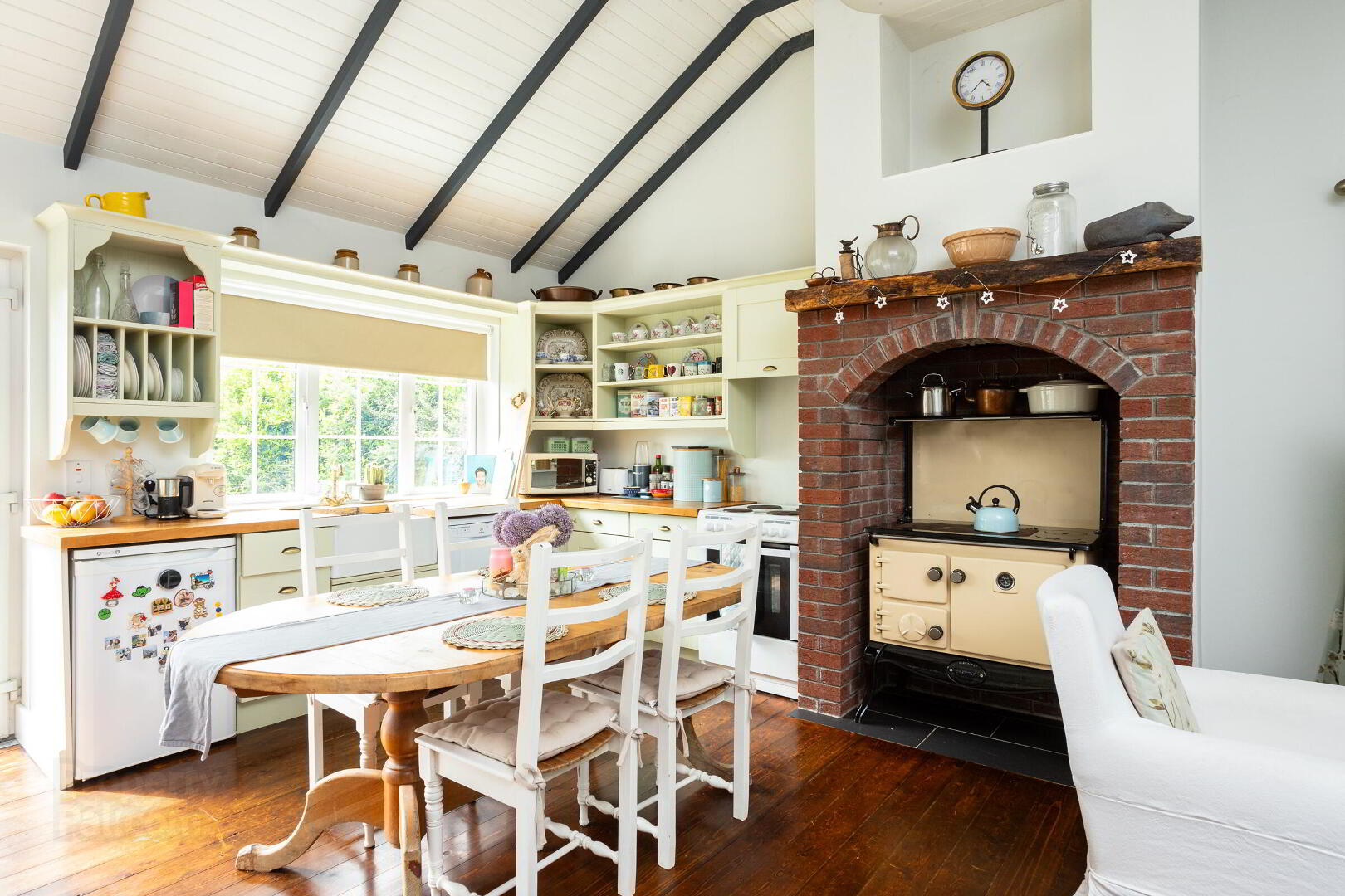 The Thatched Cottage, Laght 13 of 24
