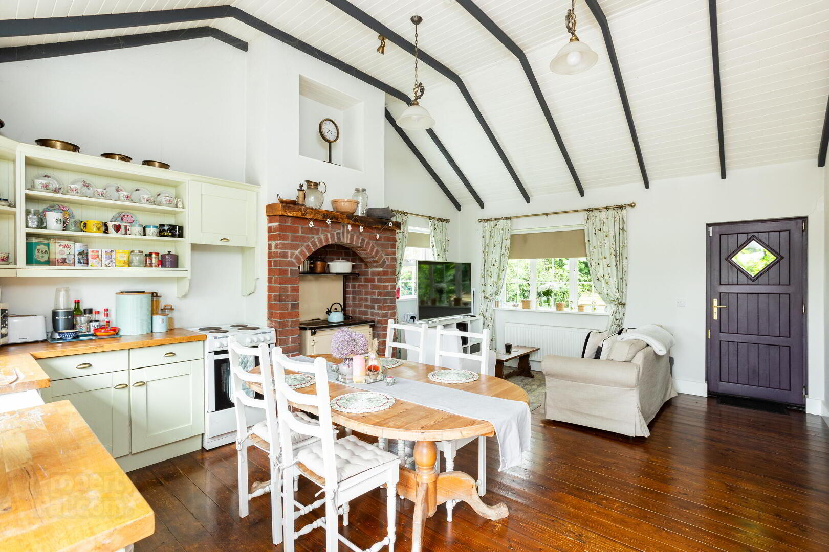 The Thatched Cottage, Laght 15 of 24