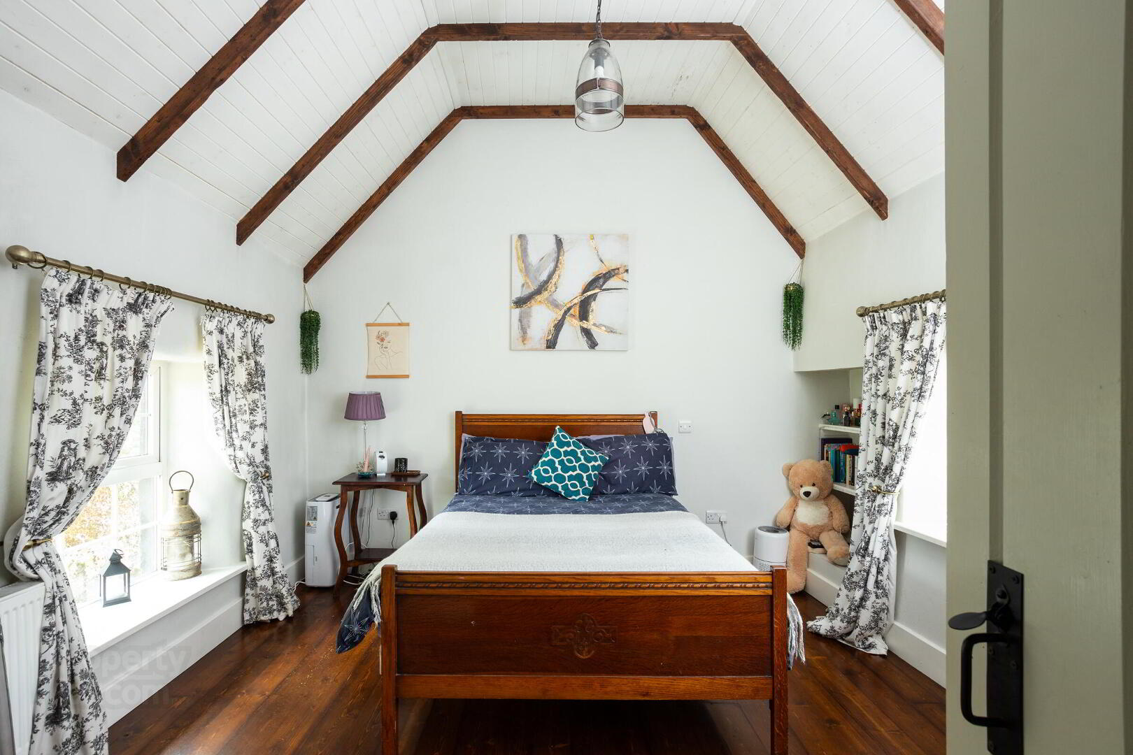 The Thatched Cottage, Laght 19 of 24