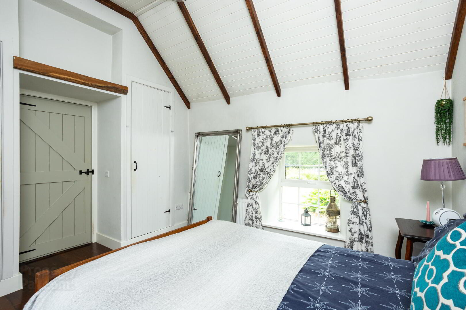The Thatched Cottage, Laght 20 of 24