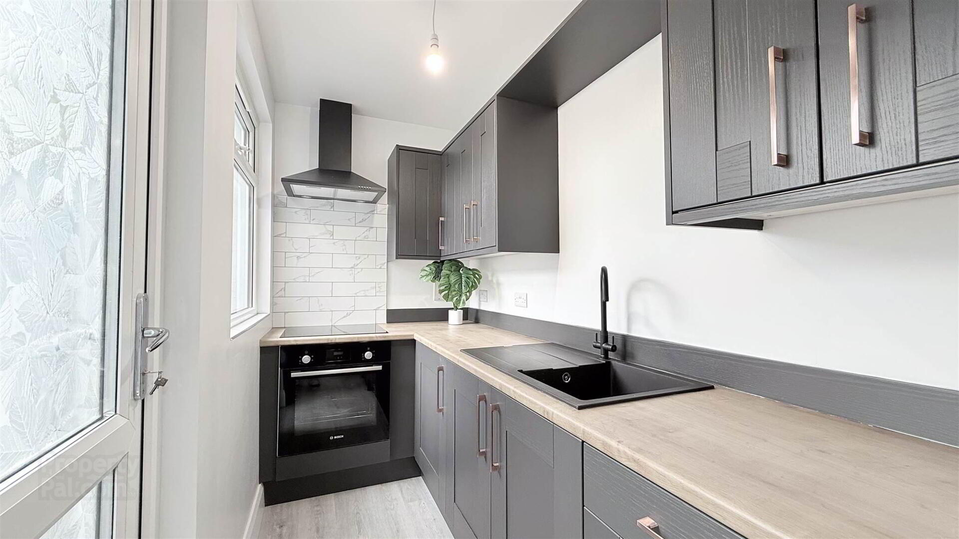 44 Strandburn Street 10 of 22