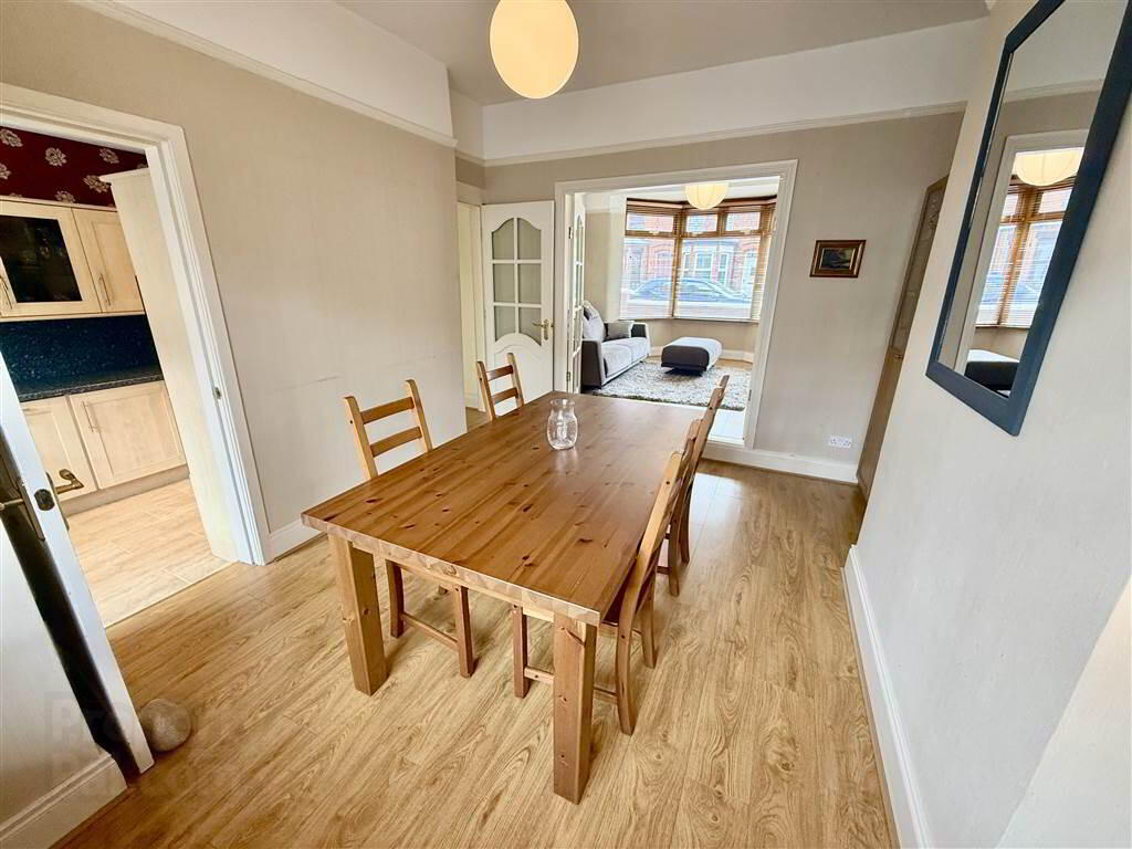 238 Ravenhill Avenue 5 of 21