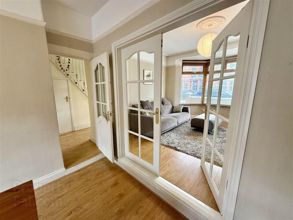238 Ravenhill Avenue 10 of 21