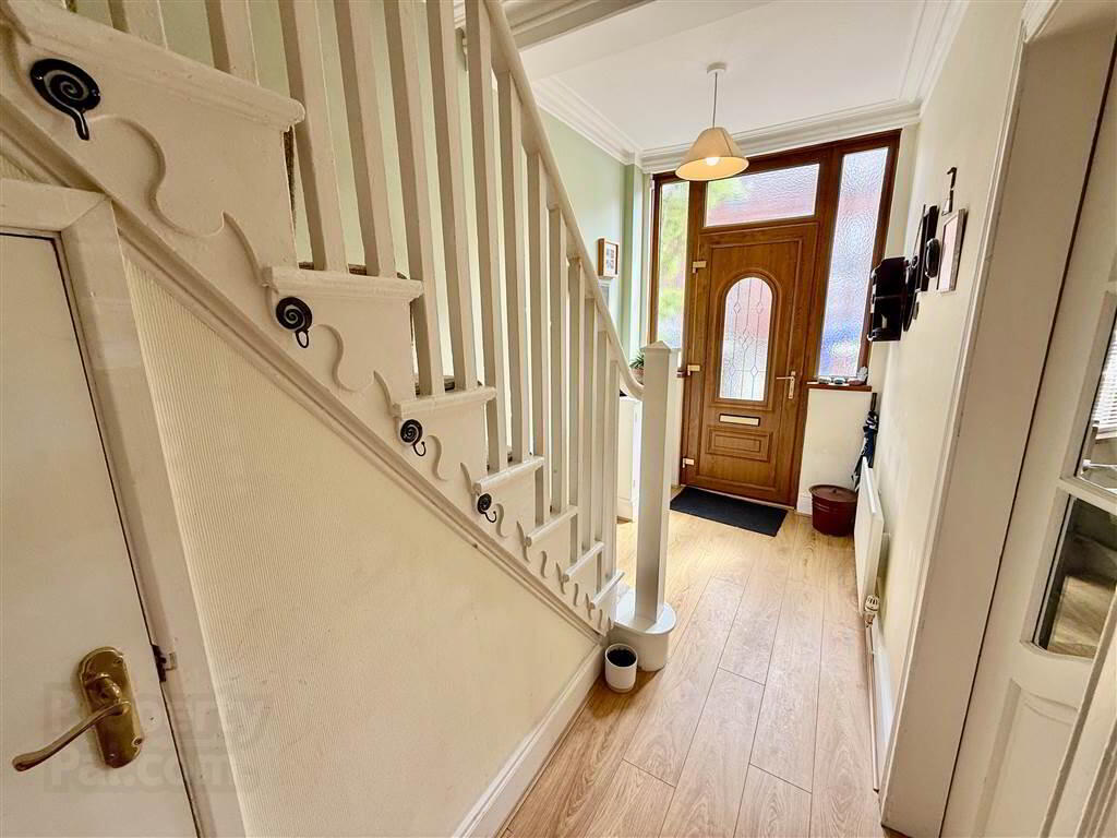 238 Ravenhill Avenue 11 of 21