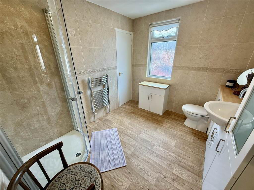 238 Ravenhill Avenue 15 of 21