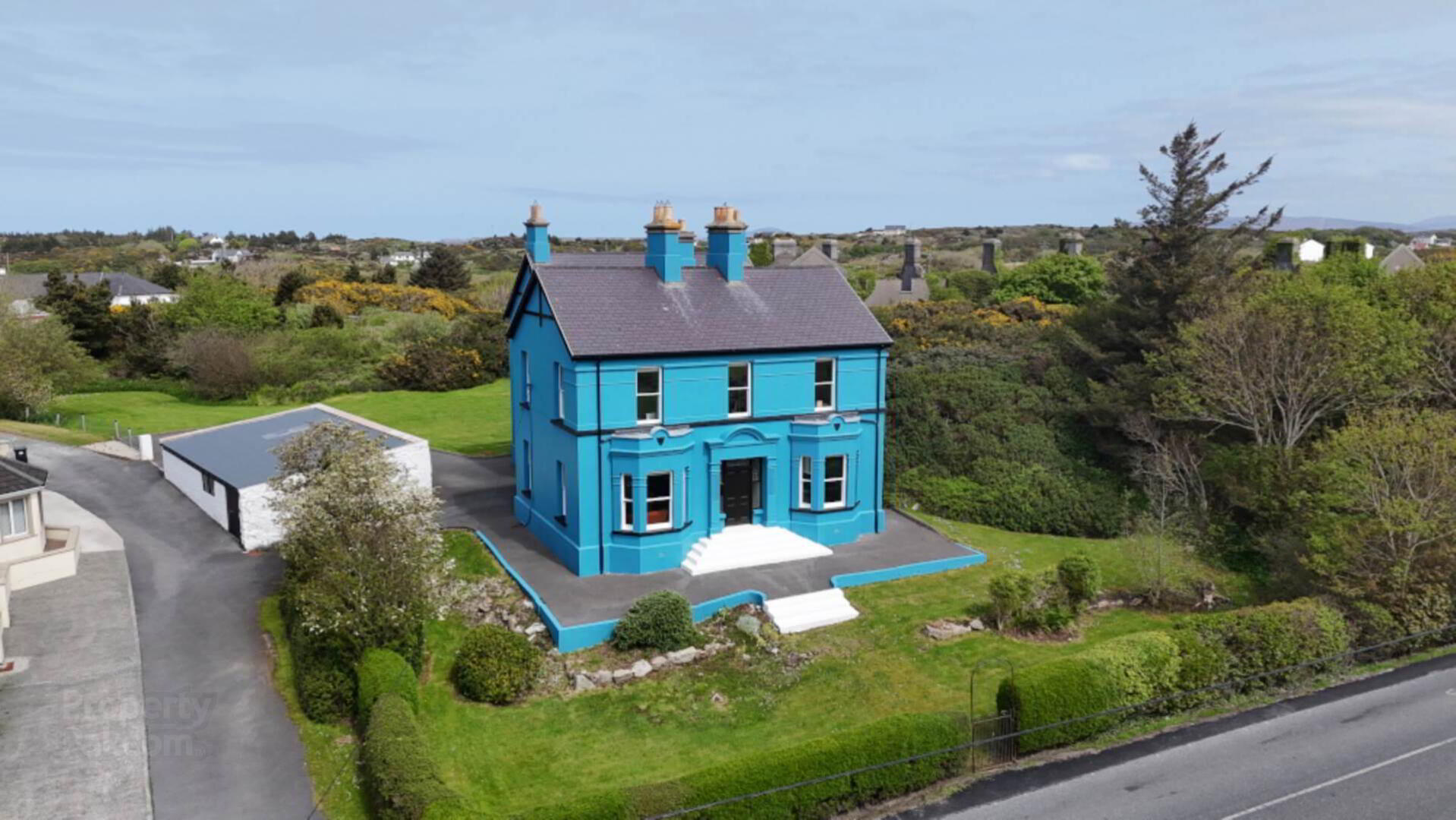 Foirnis 4 of 22