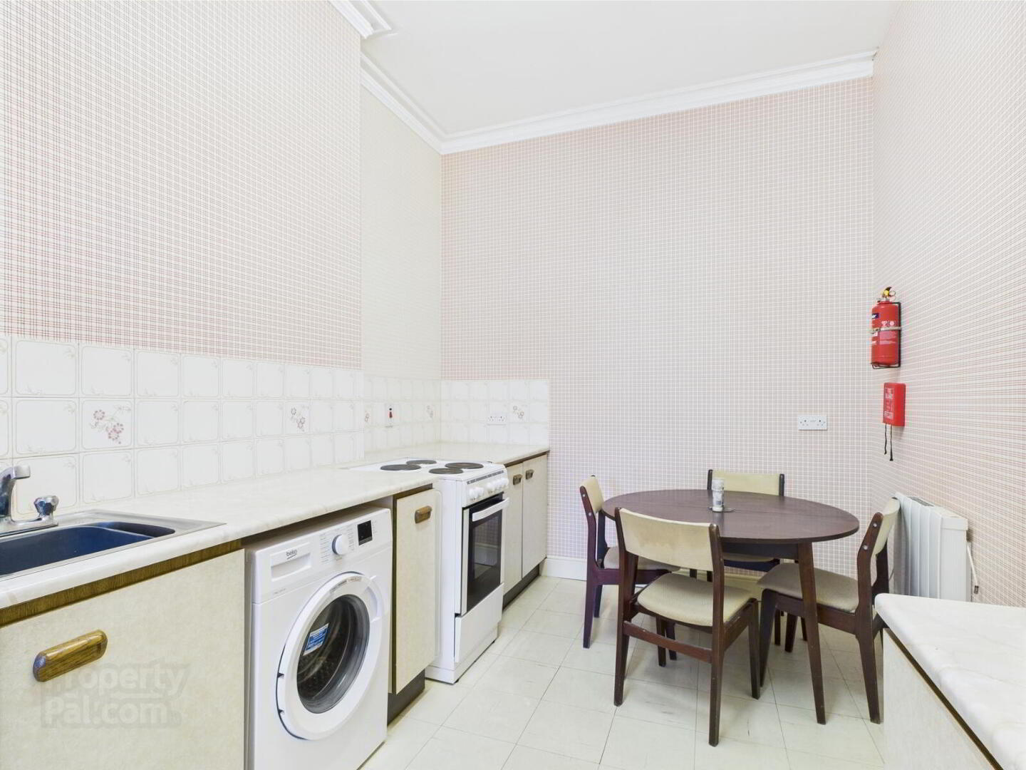 Flat 2, 45 Eglantine Avenue 6 of 11