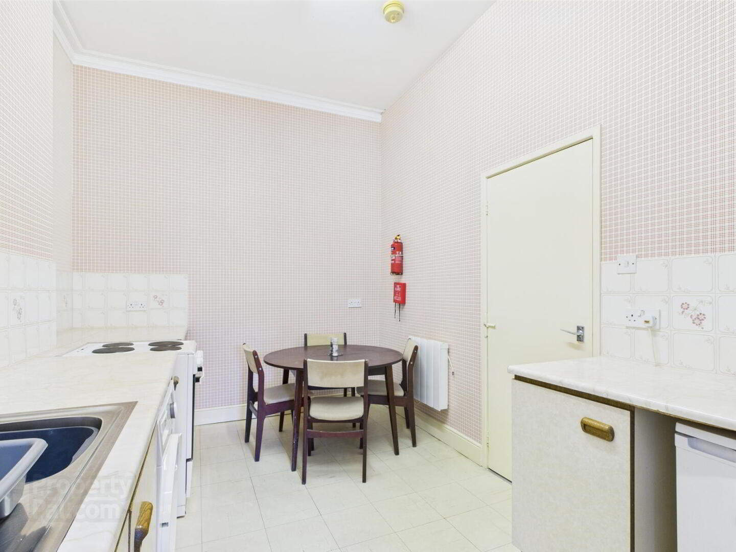Flat 2, 45 Eglantine Avenue 7 of 11