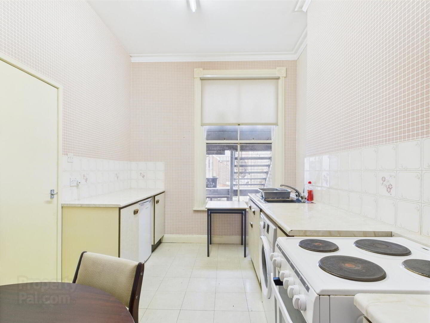 Flat 2, 45 Eglantine Avenue 8 of 11
