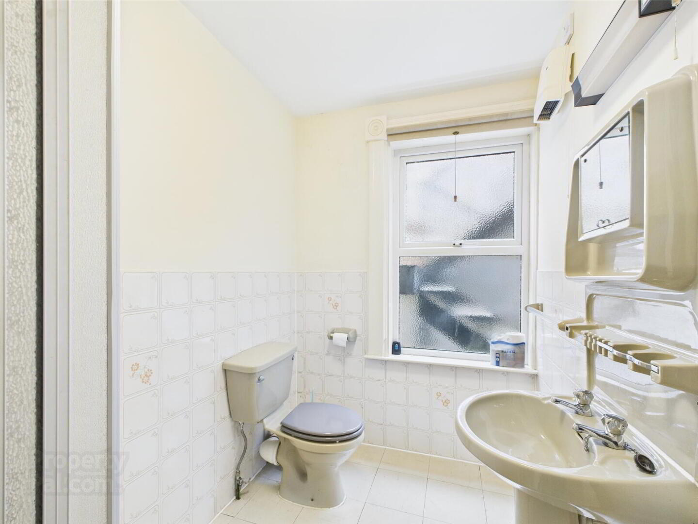 Flat 2, 45 Eglantine Avenue 10 of 11