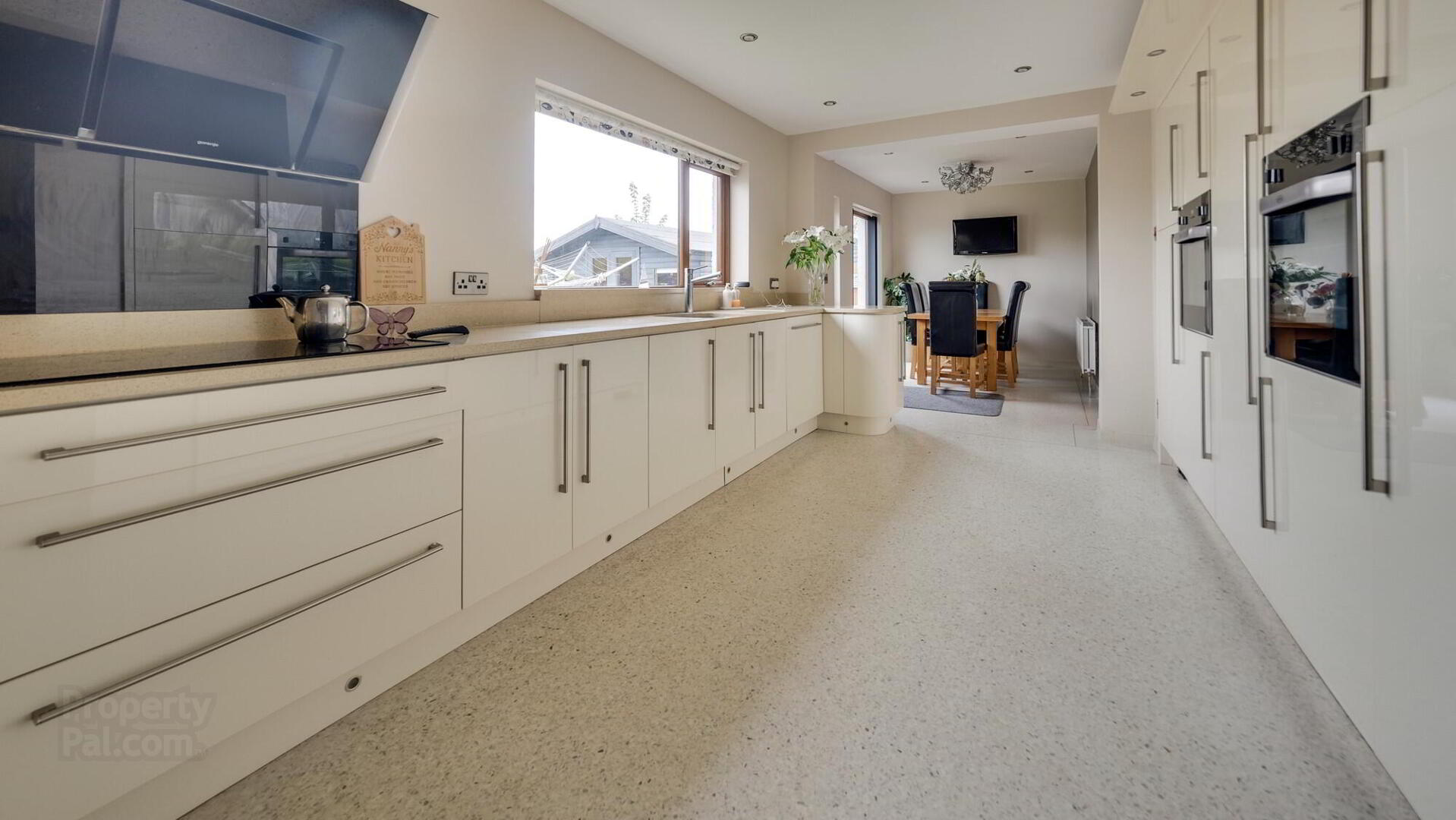 8 Hazeldene Avenue 3 of 39